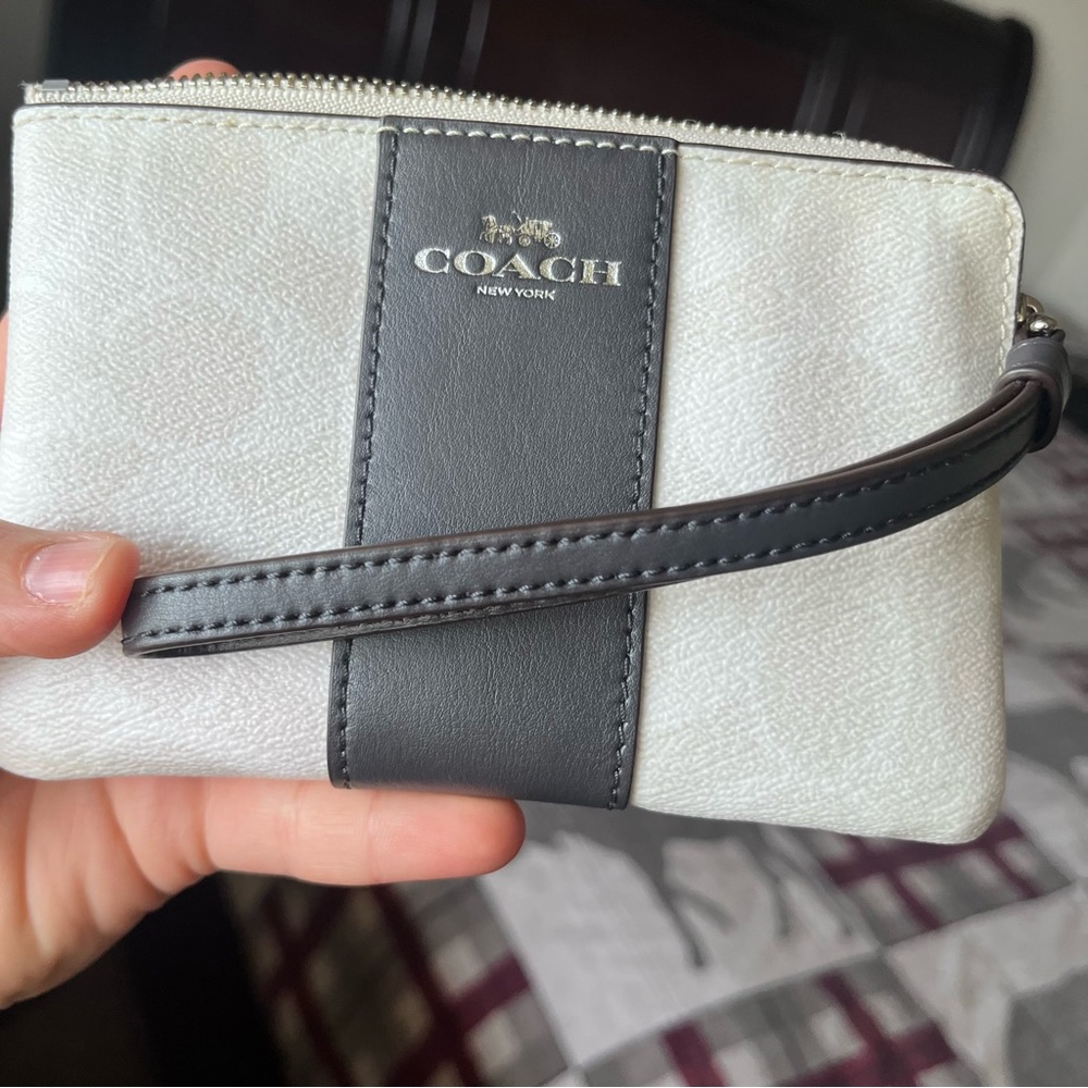 🤍 Coach Corner Zip Wristlet 🤍 - Picture 4 of 6